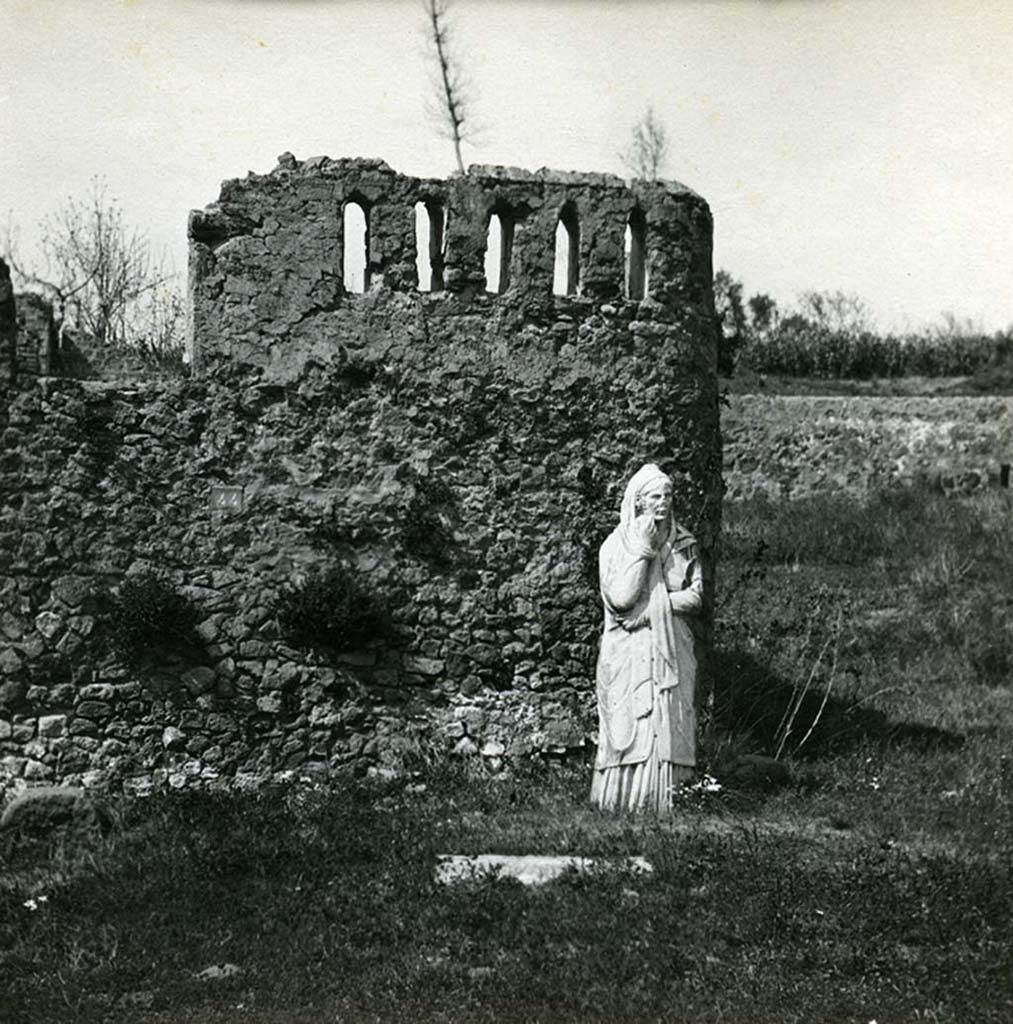 HGE36 Pompeii 1900 1930 Statue Of Woman In Front Of HGE39a The